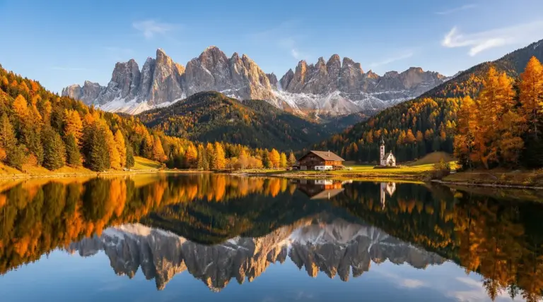 Paesaggio autunnale in Trentino con lago, foresta colorata e montagne sullo sfondo