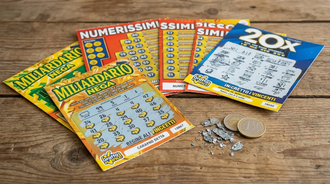 Gratta e vinci grattati e non su tavolo di legno con monete e residui di grafite