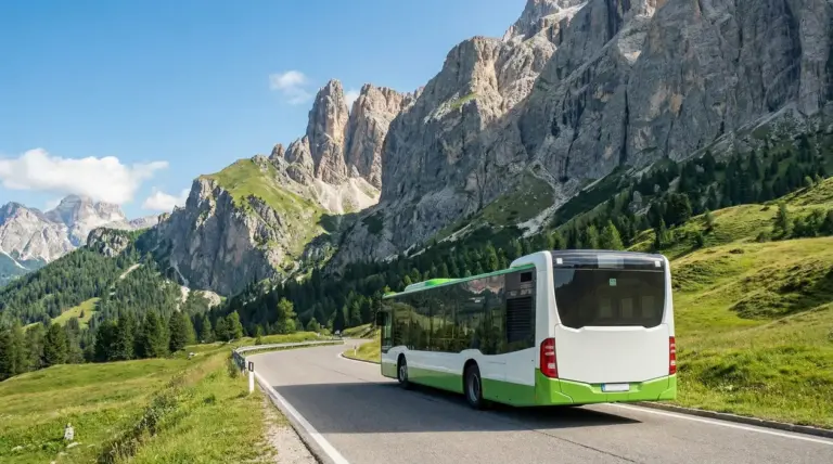 Autobus su una strada panoramica tra le montagne delle Dolomiti