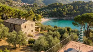 Casa in pietra immersa nel verde con vista su una baia tranquilla e mare cristallino