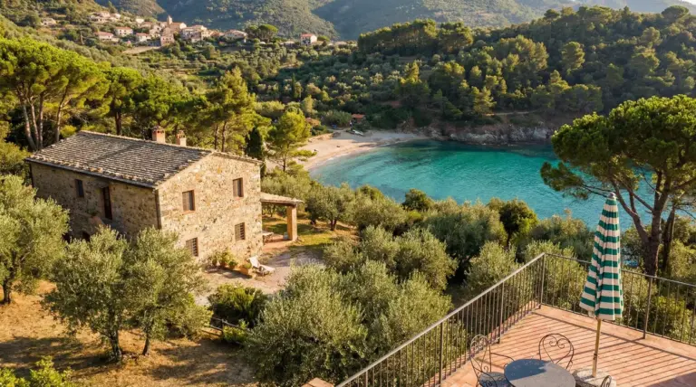 Casa in pietra immersa nel verde con vista su una baia tranquilla e mare cristallino