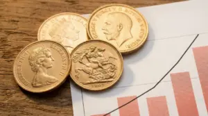 Sterline d'oro disposte su un grafico con andamento rialzista