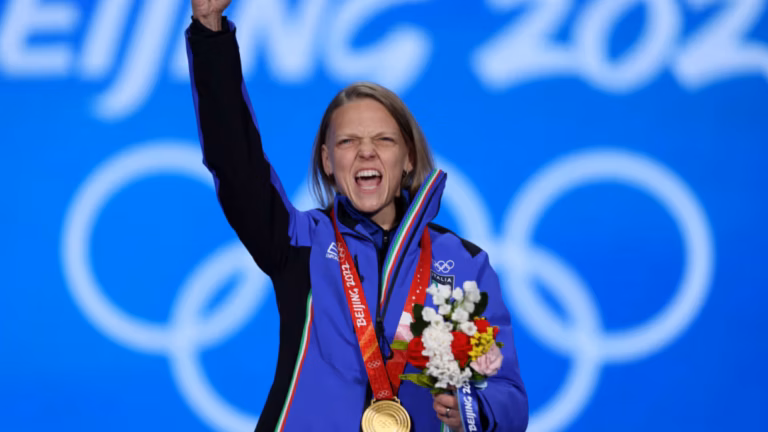 Arianna Fontana durante una gara di short track alle Olimpiadi invernali